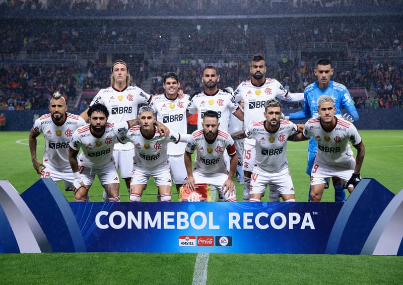 Flamengo em campo pela Recopa contra o Independiente Del Valle; Vitor Pereira repete escalação