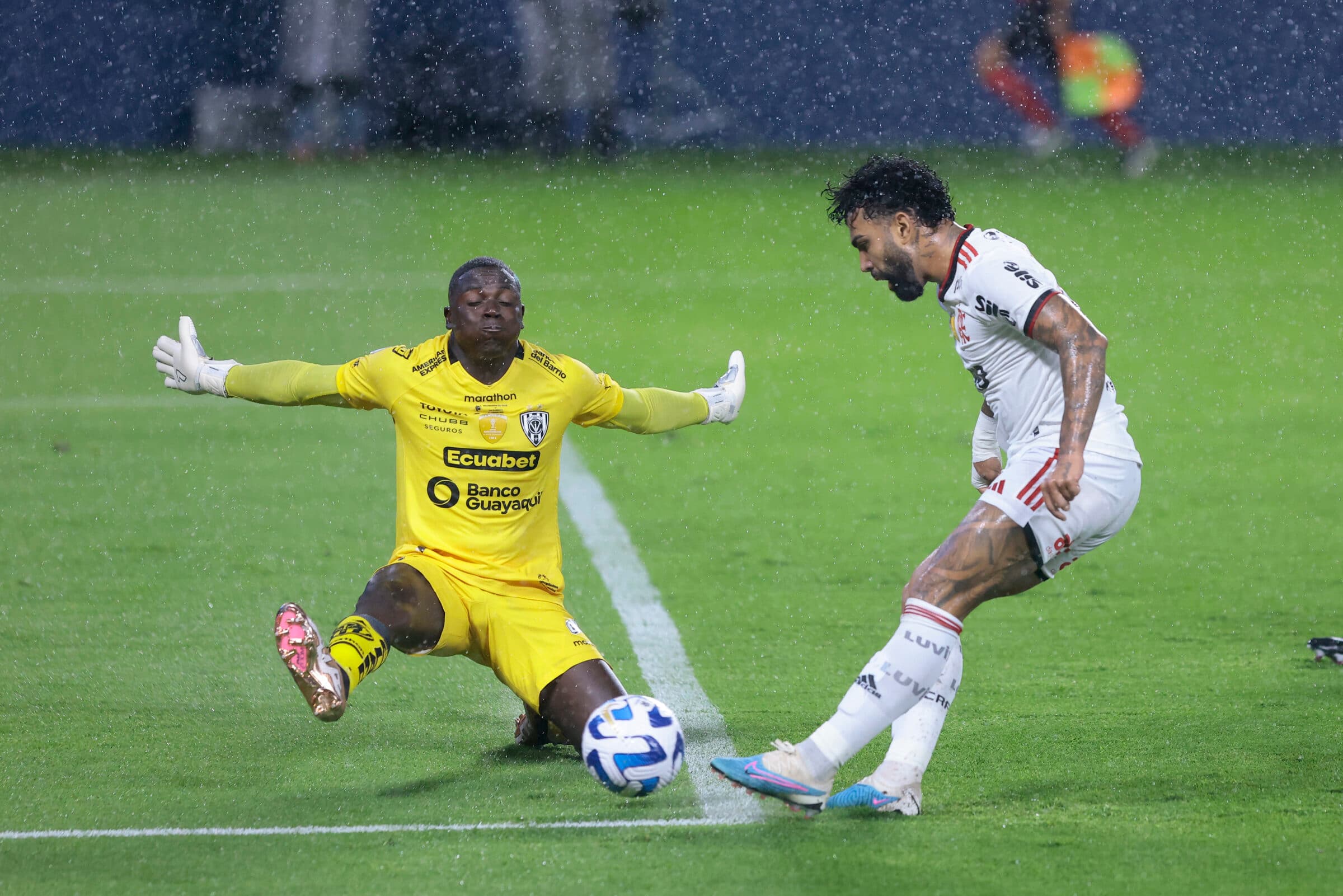 Gabigol do Flamengo contra o Del Valle. Foto: Franklin Jacome/Getty Images