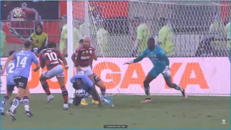 Áudio e imagens do VAR no momento da revisão de pênalti para o Flamengo é são divulgados pela Conmebol