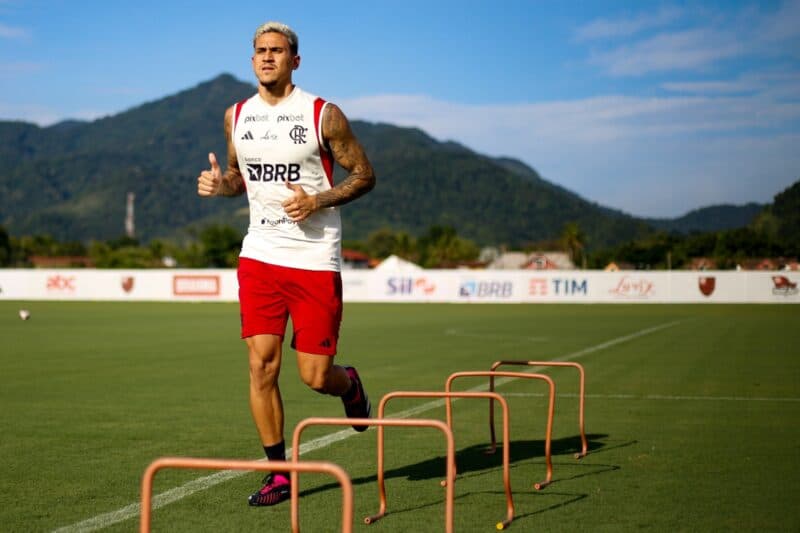 Pedro em treino do Flamengo; atacante deve ser relacionado para clássico contra o Fluminense pela Taça Guanabara, mas começará no banco, confira a escalação