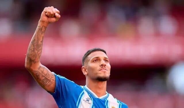 Vinícius Souza com a camisa do Espanyol