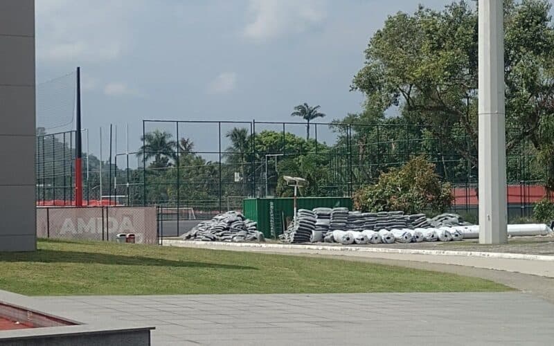 Campo 9 em construção no CT Ninho do Urubu