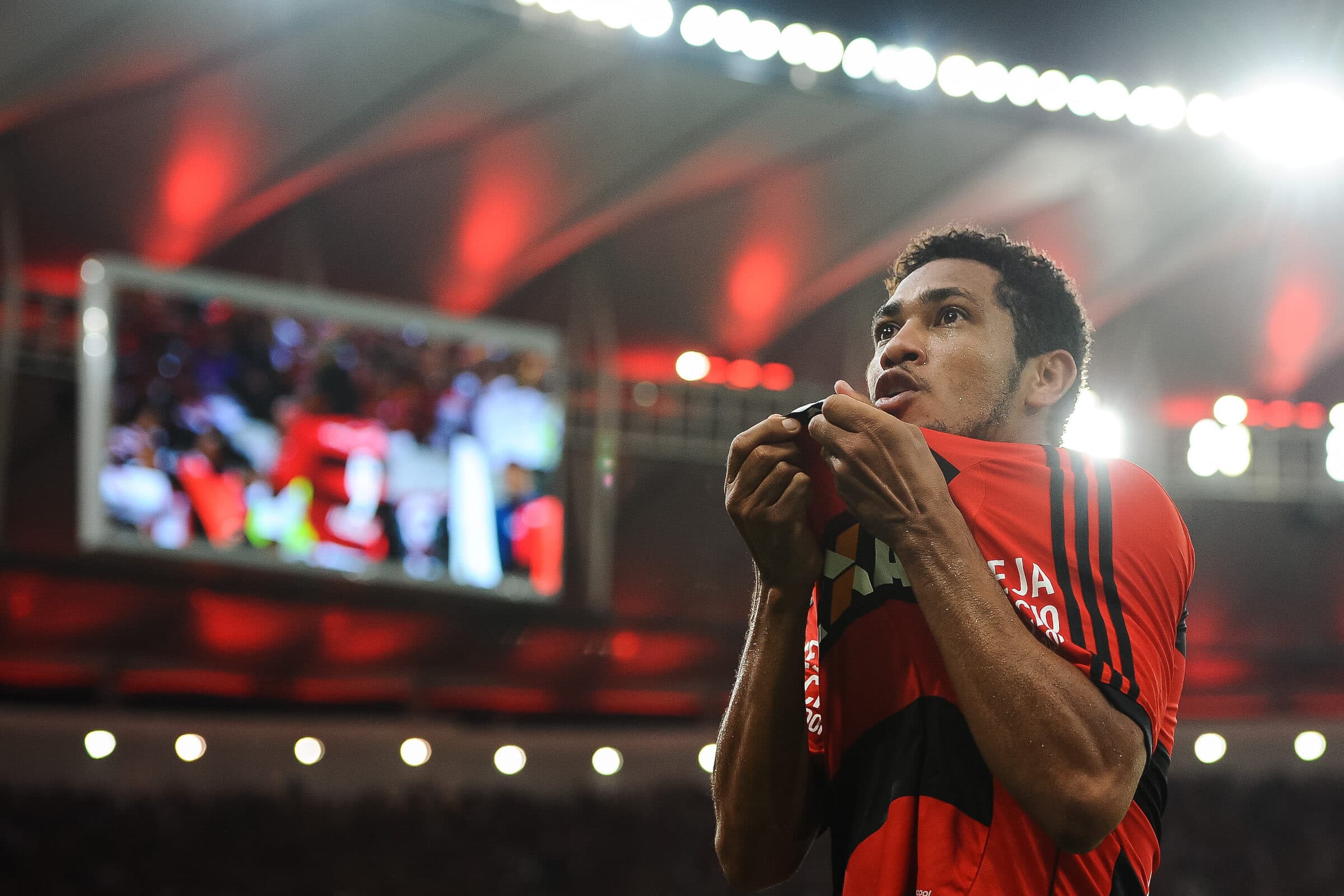 Hernane Brocador com a camisa do Flamengo