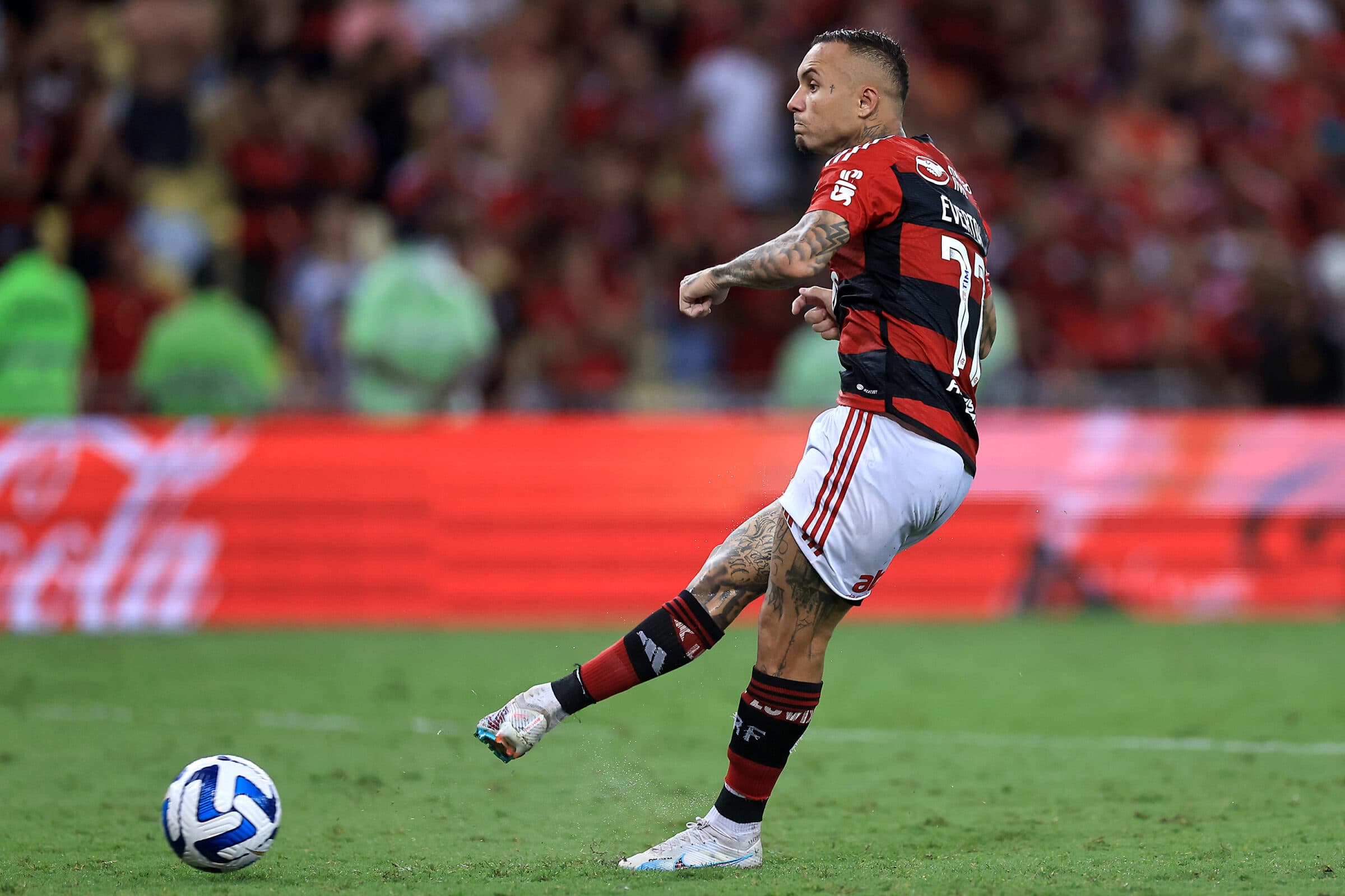 Everton Cebolinha cobra pênalti pelo Flamengo