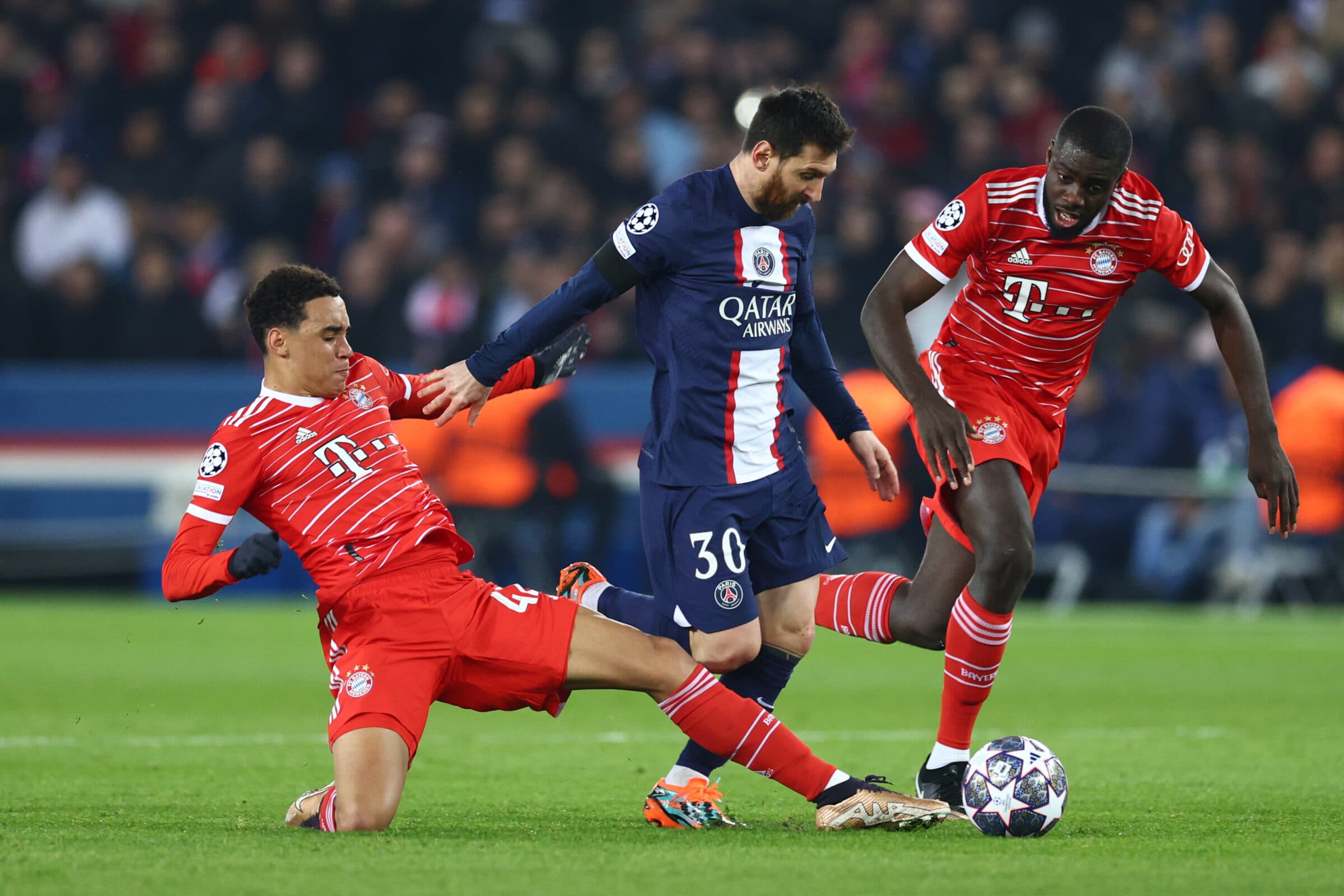 Messi em ação no confronto entre PSG e Bayern