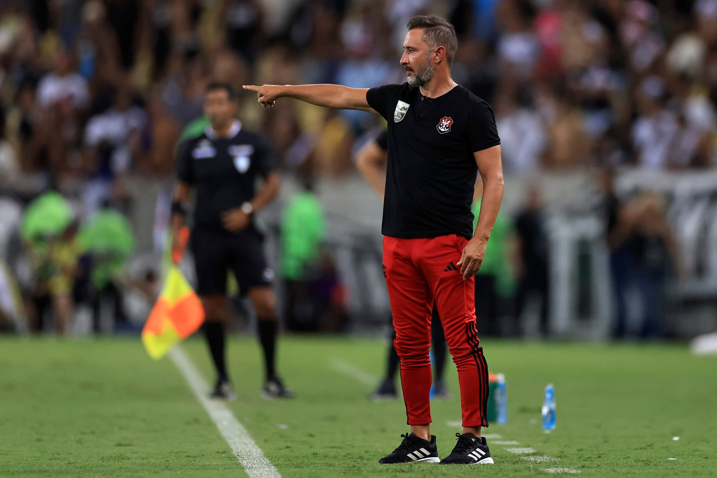 Vitor Pereira em jogo do Flamengo; treinador admitiu possibilidade de poupar jogadores na Libertadores
