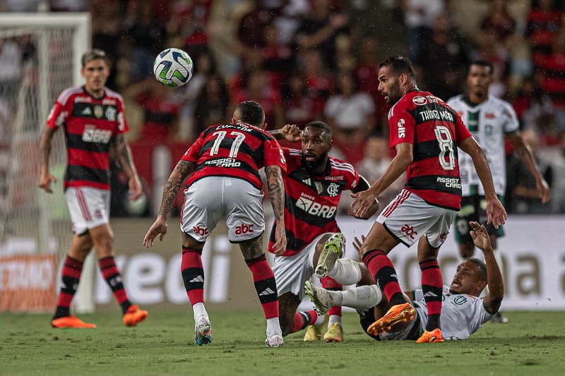 Jogadores do Flamengo promovem goleada contra o Maringá no Maracanã