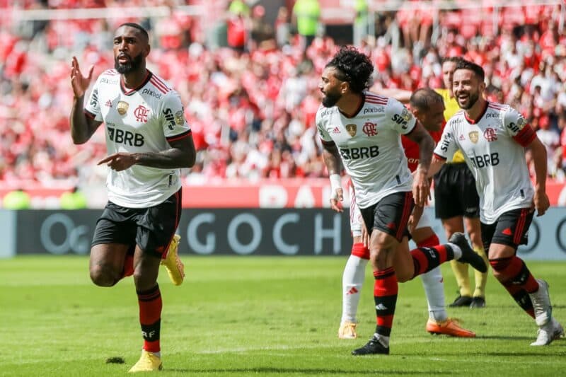 PORTO ALEGRE, BRASIL - 23 DE ABRIL: Gerson, do Flamengo, comemora após marcar o primeiro gol do time durante uma partida do Brasileirão entre Internacional e Flamengo no Estádio Beira-Rio em 23 de abril de 2023 em Porto Alegre, Brasil.