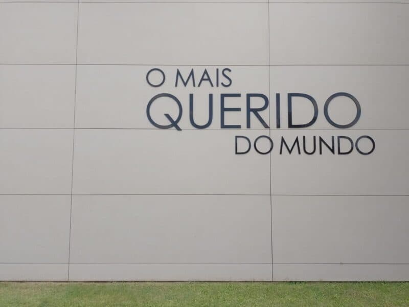 Muro do CT do Flamengo com os dizeres: 'O Mais Querido do Mundo'