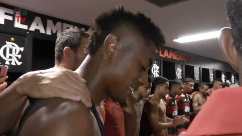 Bruno Henrique no vestiário do Flamengo