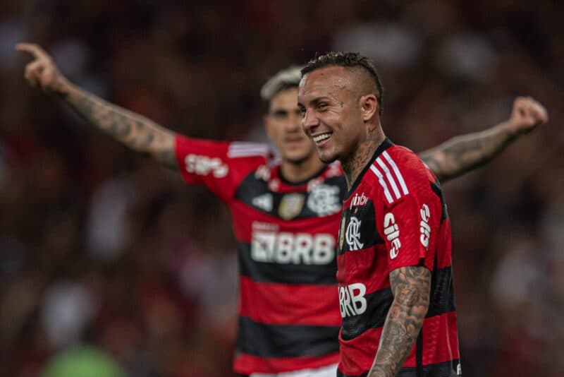 Cebolinha em campo pelo Flamengo; Jornalistas pedem que atleta siga no time titular