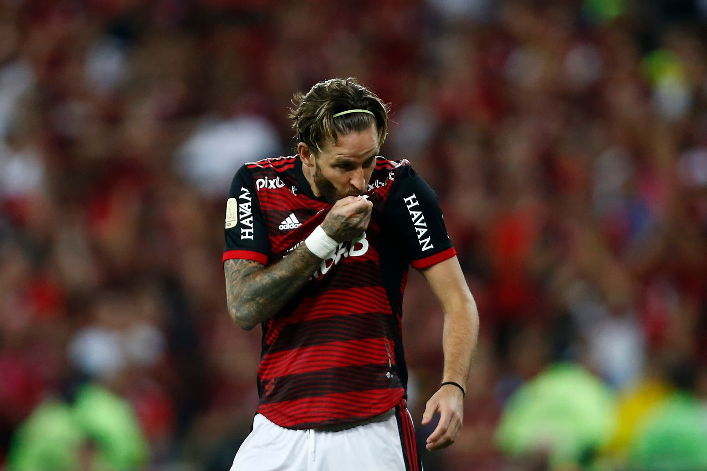 Léo Pereira beija camisa do Flamengo