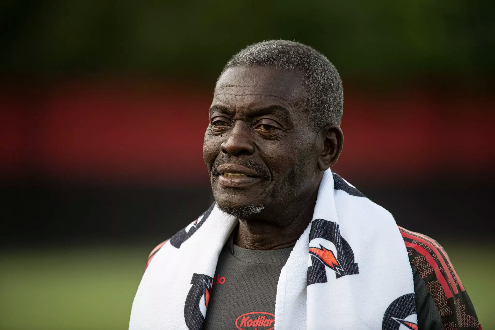 Seu Denir no CT do Ninho do Urubu; lenda do Flamengo visitou vestiário antes de jogo pelo Campeonato Brasileiro