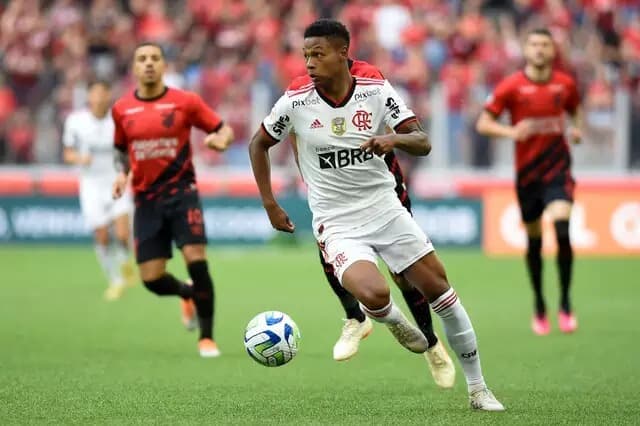 Matheus França com a camisa do Flamengo; interesse do Chelsea, jogo contra o Palmeiras pelo Brasileirão e as últimas notícias