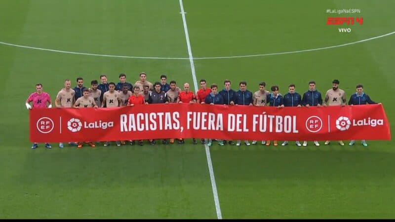 Lázaro e companheiros de Almería na luta contra o racismo após caso contra Vinícius Júnior