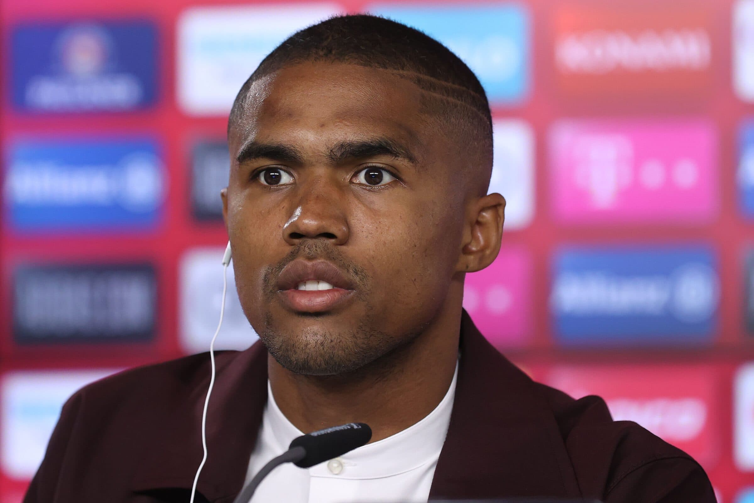 Douglas Costa teve prisão decretada pela justiça