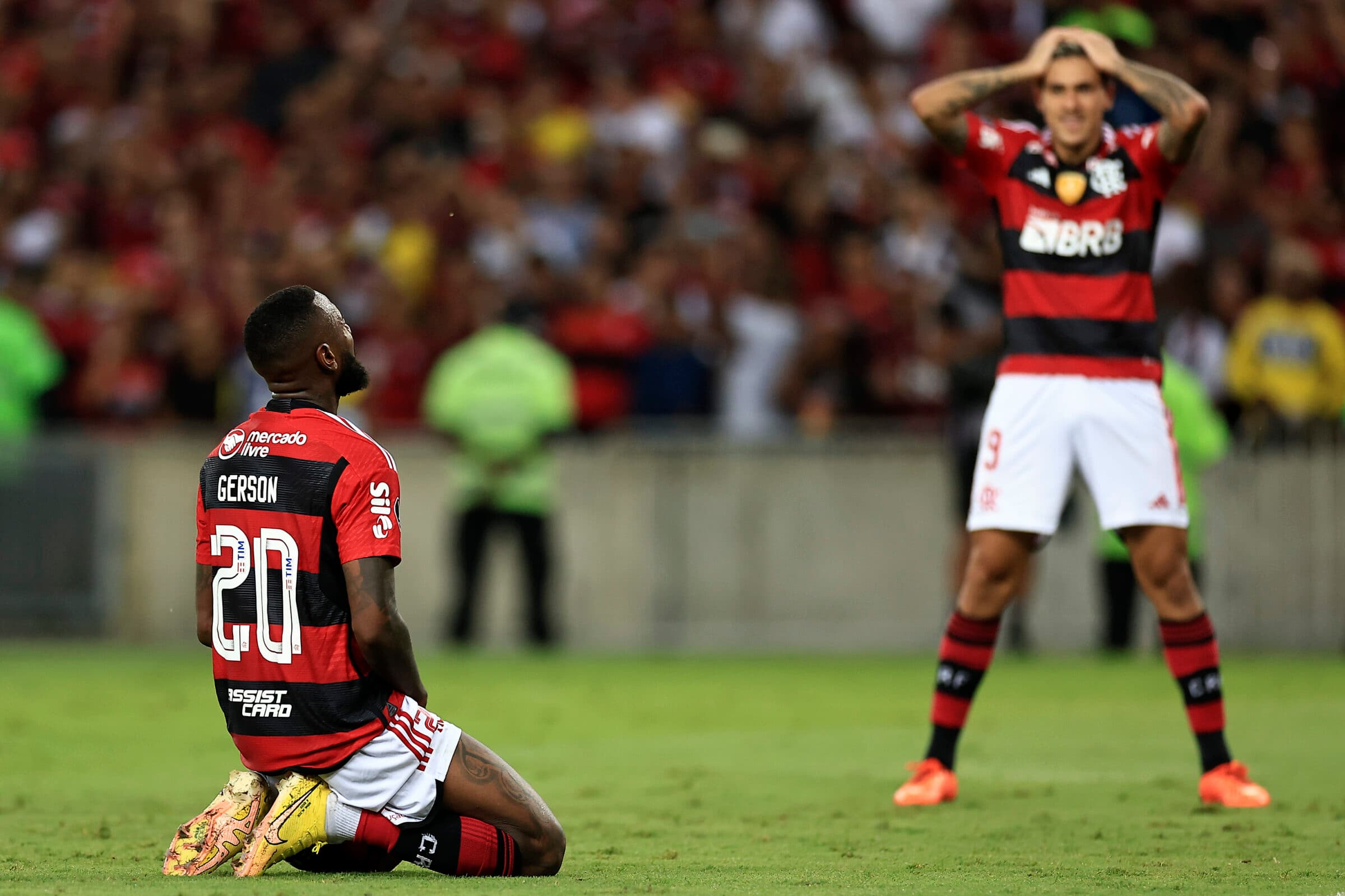 Gerson lamenta oportunidade de gol perdida pelo Flamengo; jogador faz parte dos desfalques para enfrentar o Bahia