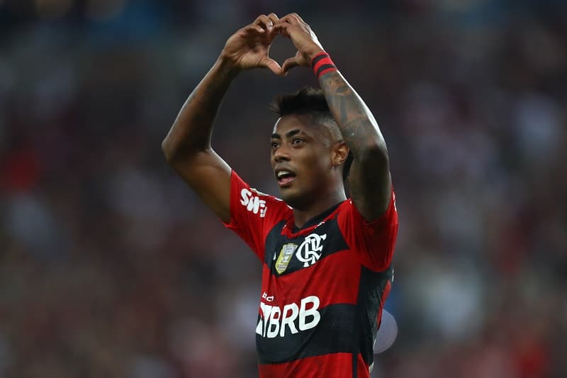Bruno Henrique comemora gol com a torcida do Flamengo após ano de reecuperação