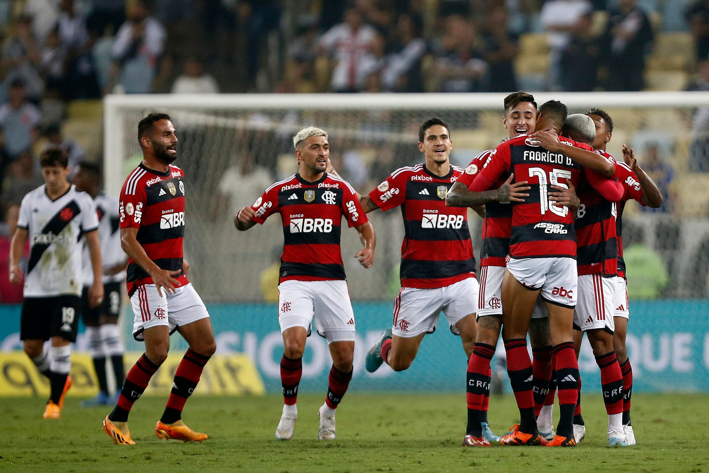 Jogadores do Flamengo comemoram gol de Eericl Pulgar em jogo contra o Vasco
