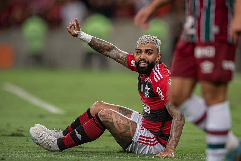 Gabigol no chão após dividida no jogo Flamengo x Fluminense