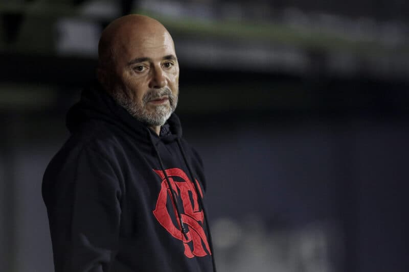 Sampaoli em jogo do Flamengo; treinador alvo de críticas após eliminação da Libertadores, declarações de Gabigol e as últimas notícias
