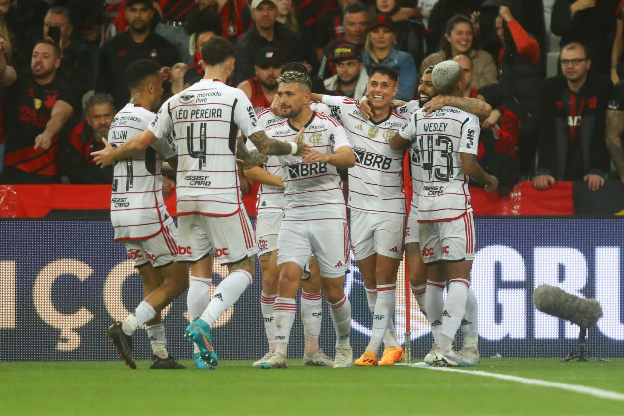 Elenco do Flamengo comemora gol na Copa do Brasil; Mengão aparece em lista o CIES de elencos mais caros do mundo