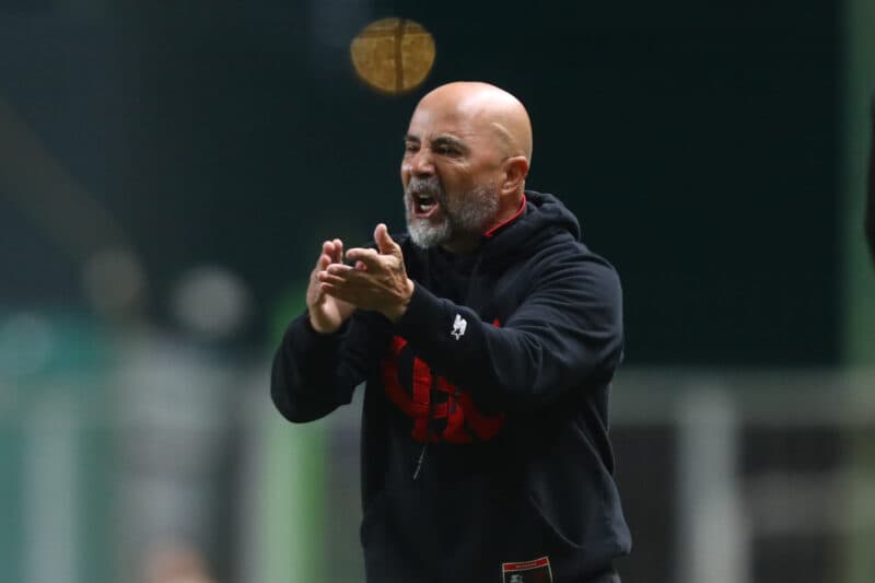 Sampaoli em jogo do Flamengo; time apresenta péssimos números defensivos no Brasileirão