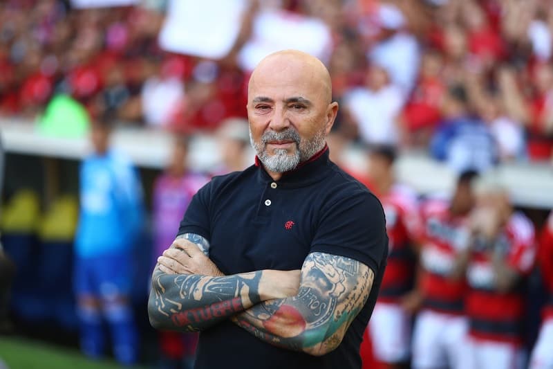 Jorge Sampaoli, técnico do Flamengo, de braços cruzados em empate contra o América-MG