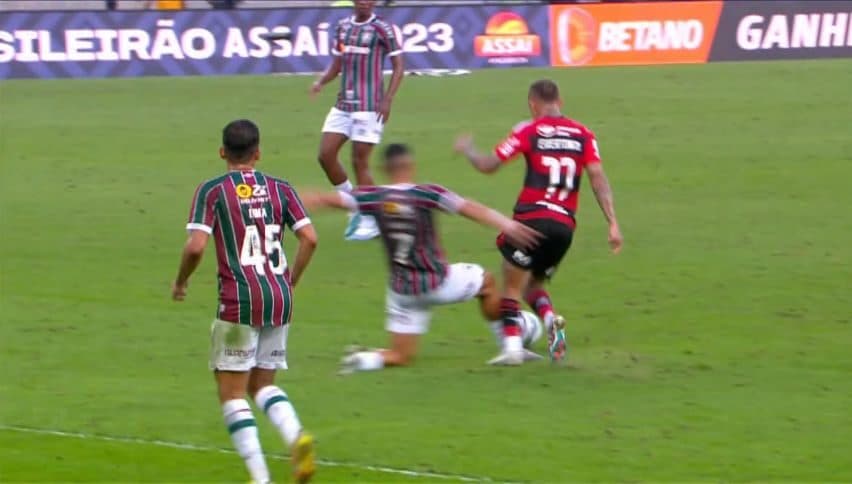 Falta de André em Cebolinha, no duelo entre Flamengo e Fluminense