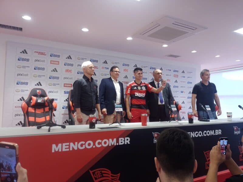 Luiz Araújo em apresentação oficial no Ninho do Urubu, CT do Flamengo
