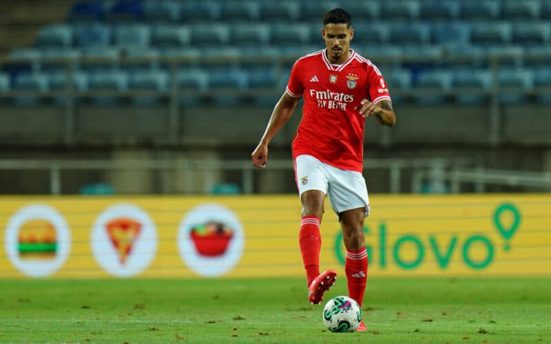 Após Flamengo não chegar em acordo com o Benfica, Lucas Veríssimo, alvo do Flamengo na janela, reforça rival brasileiro