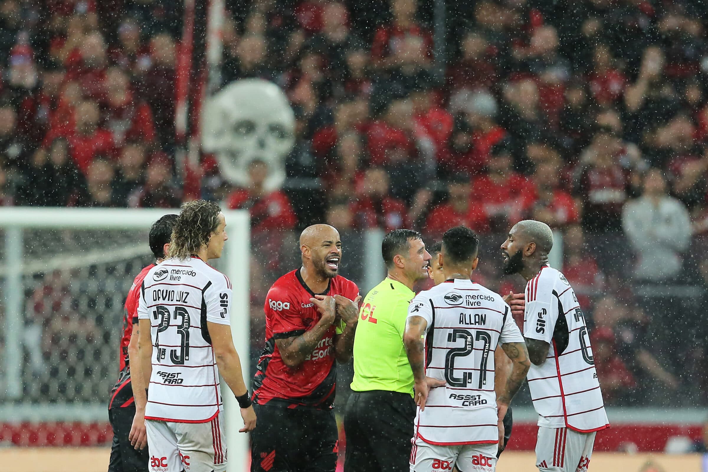 Gian Oddi reclama de expulsão de Gerson e critica velho método dos árbitros