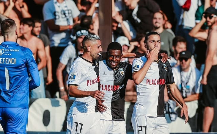 Mattheus comemora gol pelo Farense