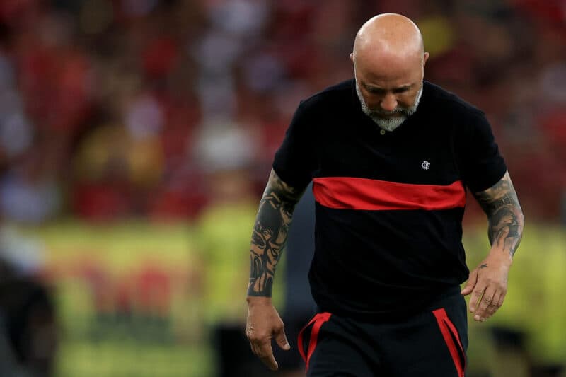 Novo jogador do Athletico-PR, Vidal disparou sobre Sampaoli em sua estreia. Treinador do Flamengo se desapontou com declarações