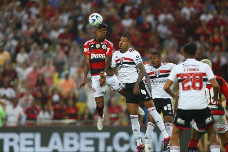 Em dia de vaias e críticas, Bruno Henrique foi um dos que escaparam da raiva da torcida