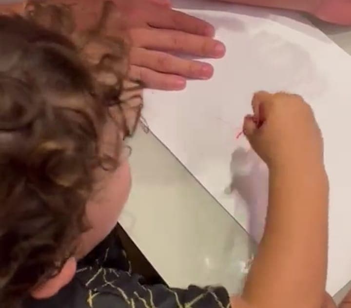 Filho de Everton Ribeiro, Totói desenha escudo do Flamengo