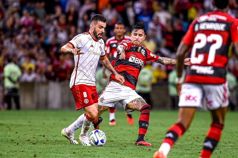 Erick Pulgar se destacou na partida entre Flamengo e Internacional, que terminou empatada no Maracanã pelo Brasileirão