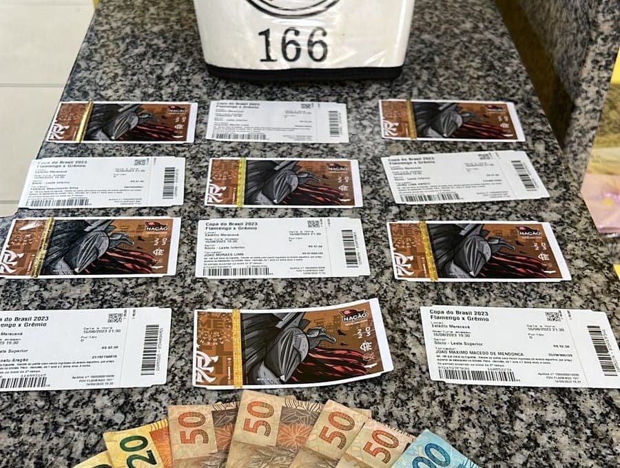 PM apreender ingressos de cambista antes de Flamengo x Grêmio no Maracanã