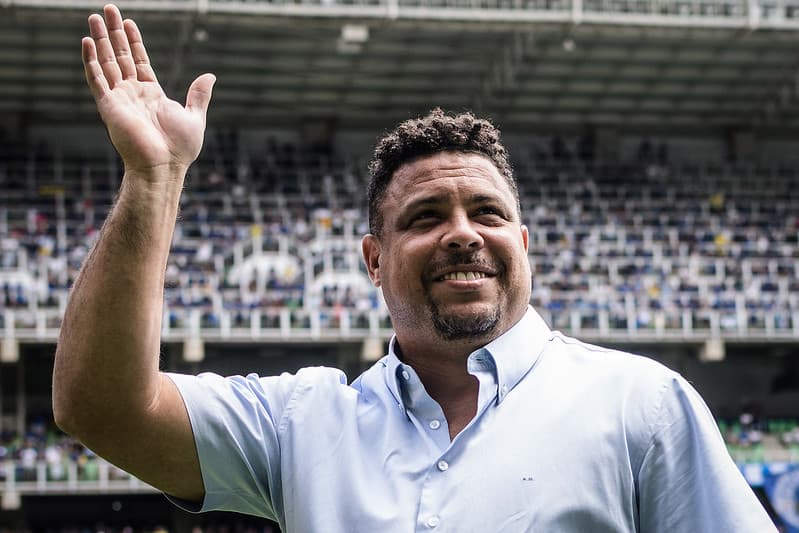 Ronaldo Fenômeno em jogo do Cruzeiro; dono do clube mineiro busca novo técnico e tem ex-Flamengo na mira