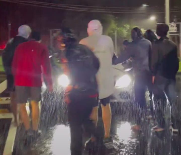 Torcedores do Flamengo impedem passagem na festa de Gabigol