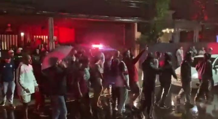 Torcedores do Flamengo protestam em festa de Gabigol