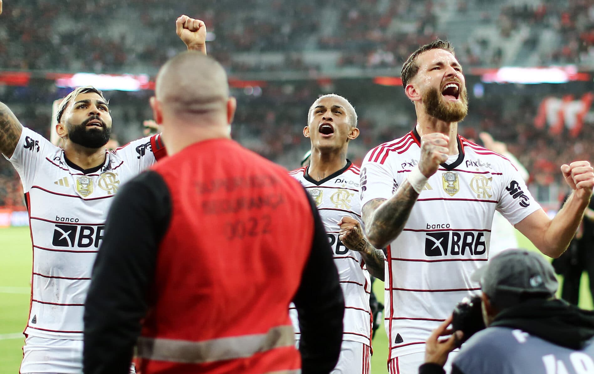 Léo Pereira, Gabigol e Wesley pelo Flamengo