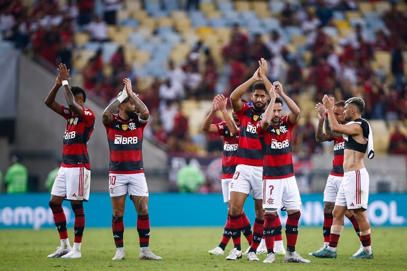 Jogadores do Flamengo aplaudem torcida após jogo contra o Olimpia pela Libertadores