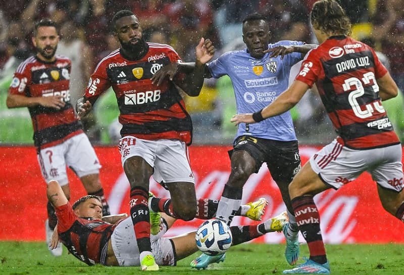Gerson e Varela em jogo do Flamengo pela Recopa