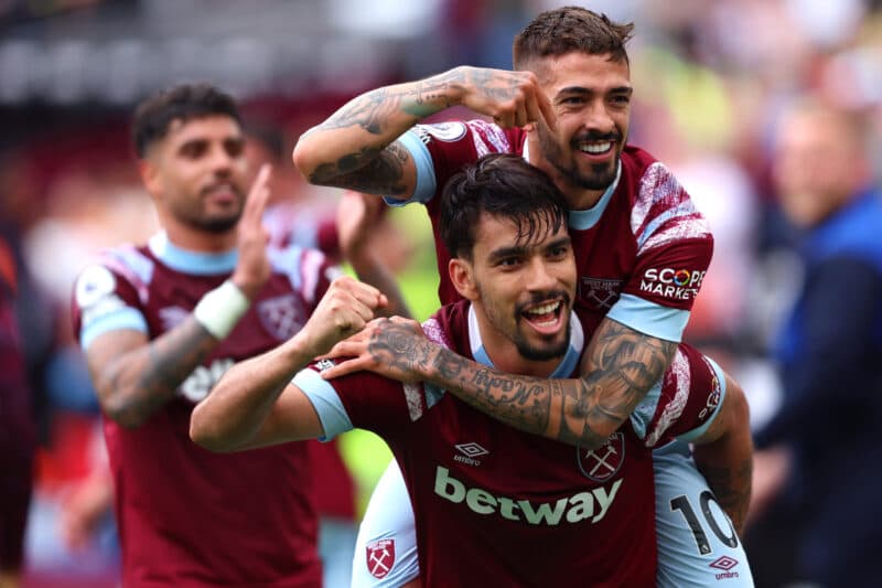 Lucas Paquetá e Manuel Lanzini comemoram gol do West Ham; meia argentino é alvo do Flamengo