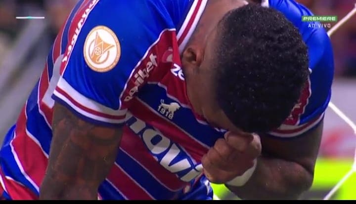 Marinho deixa campo chorando ao lesionar em pênalti pelo Fortaleza