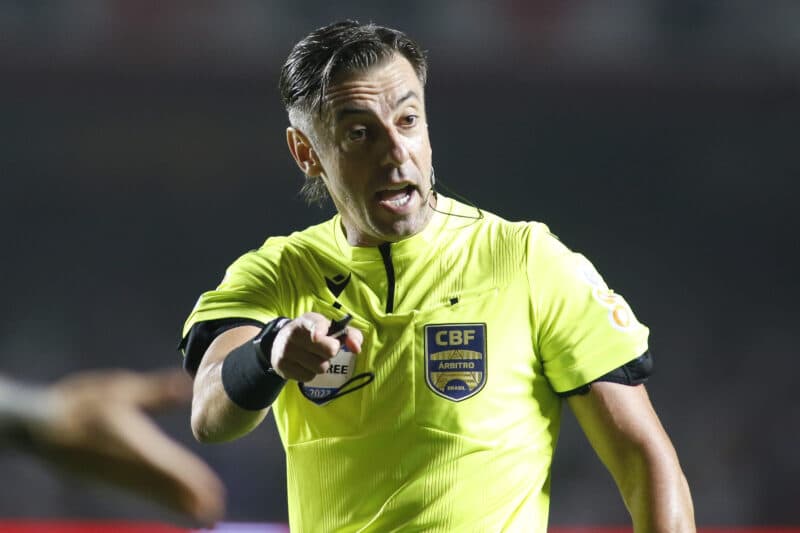 Raphael Claus apitando jogo do Flamengo