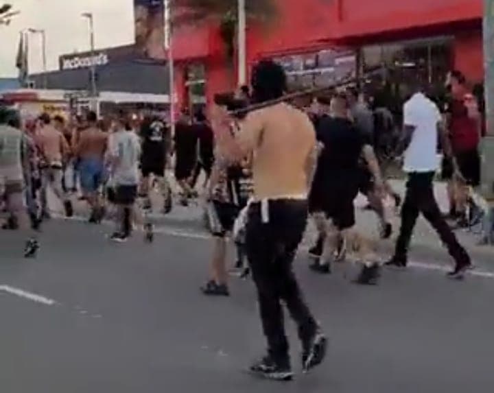 Torcedores armados são escoltados pela Polícia antes de Flamengo x Botafogo