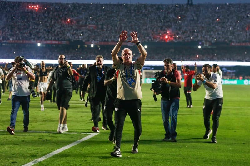 Dorival Jr comemora após vencer a Copa do Brasil pelo São Paulo contra o Flamengo no Morumbi