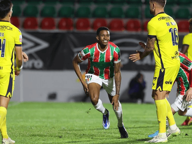 André Luiz, cria do Flamengo comemora gol pelo Estrela da Amadora